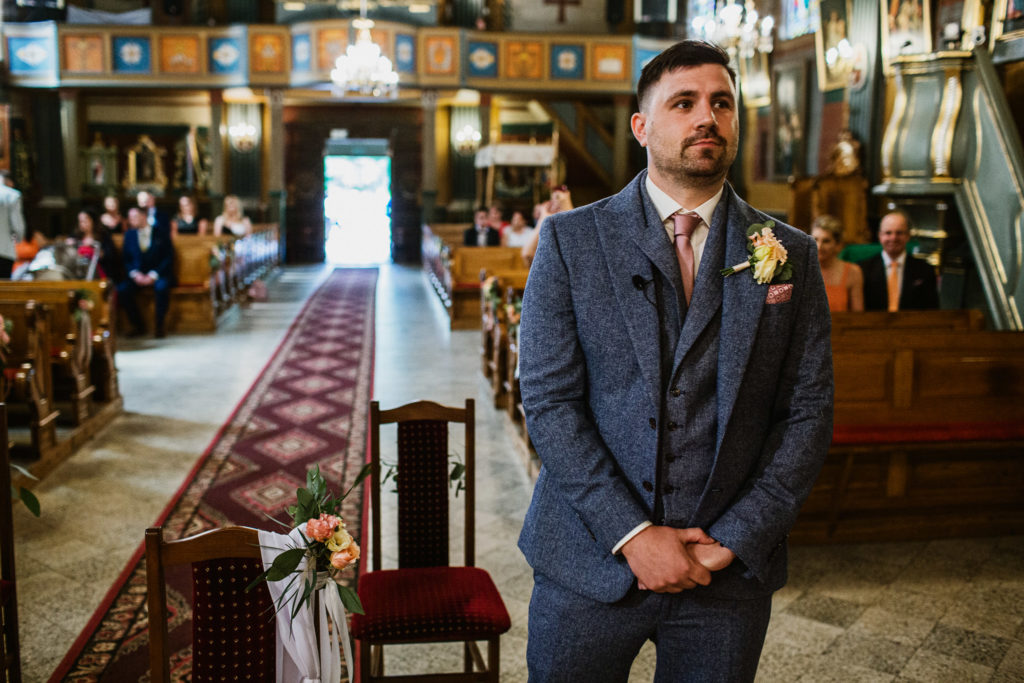 pan młody czeka przy ołtarzu 