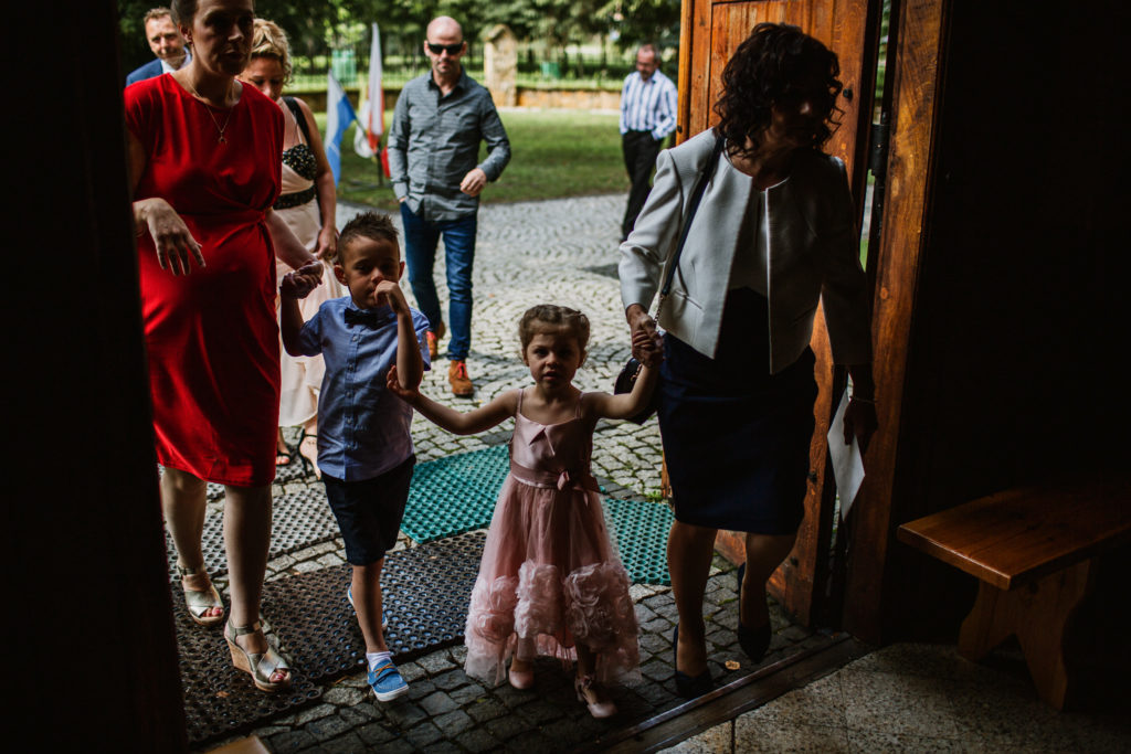 dzieci wchodzą do kościoła